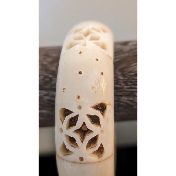 Vintage 50s Art Deco Cream Carved Bone Chunky 8" Bangle Bracelet - Picture 5 of 10